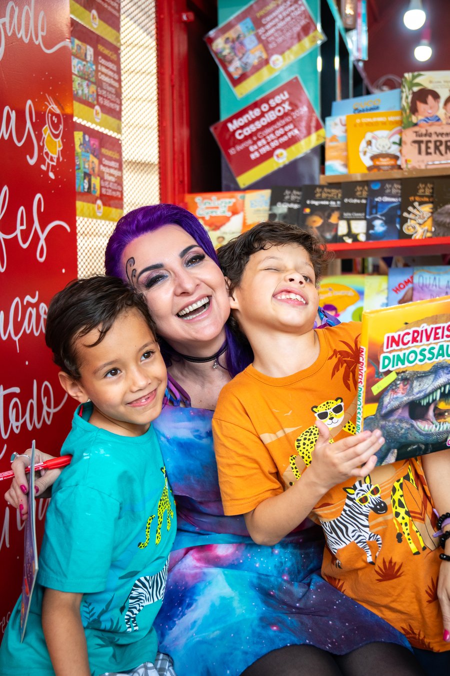 Léia com crianças em uma feira do livro