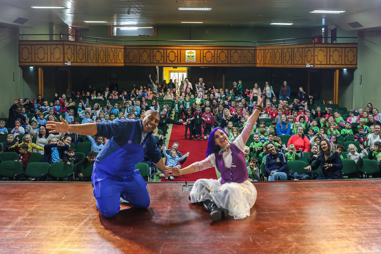 Léia em espetáculo com teatro lotado de crianças