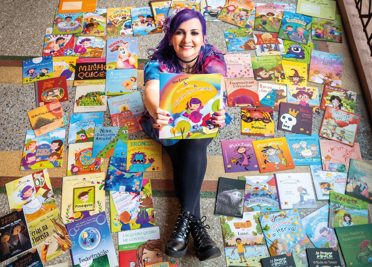 Léia Cassol cercada por seus mais de 100 livros publicados