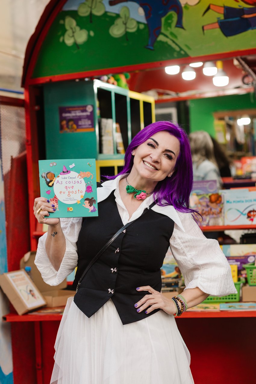 Léia Cassol segurando um de seus livros